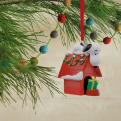 Hallmark Collectable PEANUTS Christmas Ornament - SNOOPY On Doghouse Design -Pod Shop PV.161.SFH8898 scaled